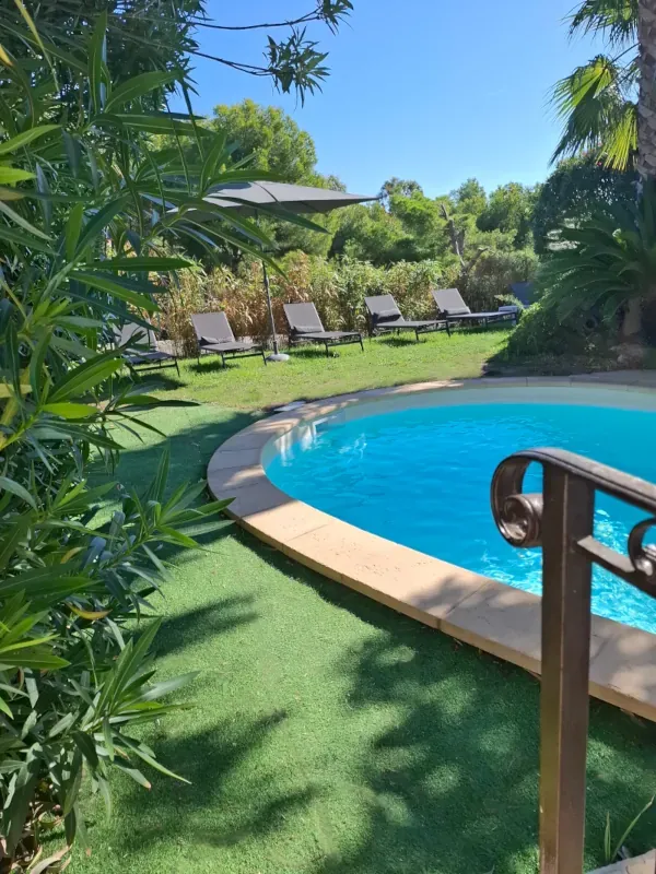 piscine et transats carry